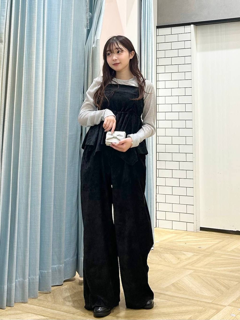 ブラック系のローファー、ブラック系のサロペット/オーバーオール、シルバー系のTシャツ/カットソーを着用したレディースの秋コーディネートの1枚目の写真