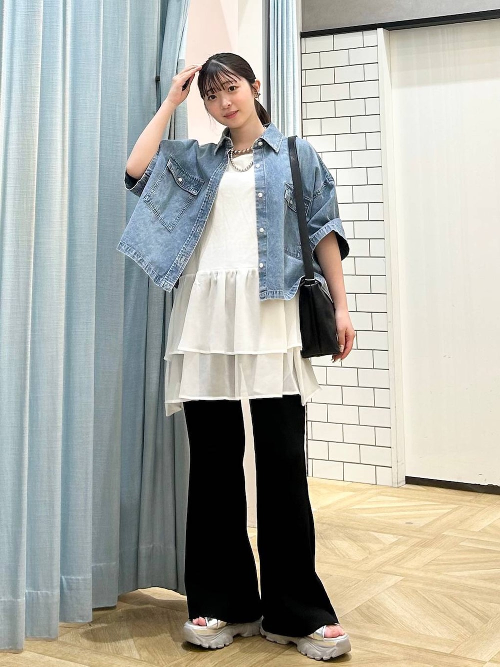 「デニムシャツ、春コーデ、レイヤードスタイル、andST春コーデ、フレアパンツ、低身長、着痩せ・細見え、モテ、休日コーデ、デート/ロマンティック、ローリーズスタイル_LOWRYS FARM、大人女子カジュアル_LOWRYS FARM、カジュアル、LOWRYS FARM、おでかけ」｜「LOWRYS FARMのクロススポサン  287478（サンダル、シルバー系）」を使った、さちぃさん（レディース・153cm）の春コーディネートの1枚目の写真