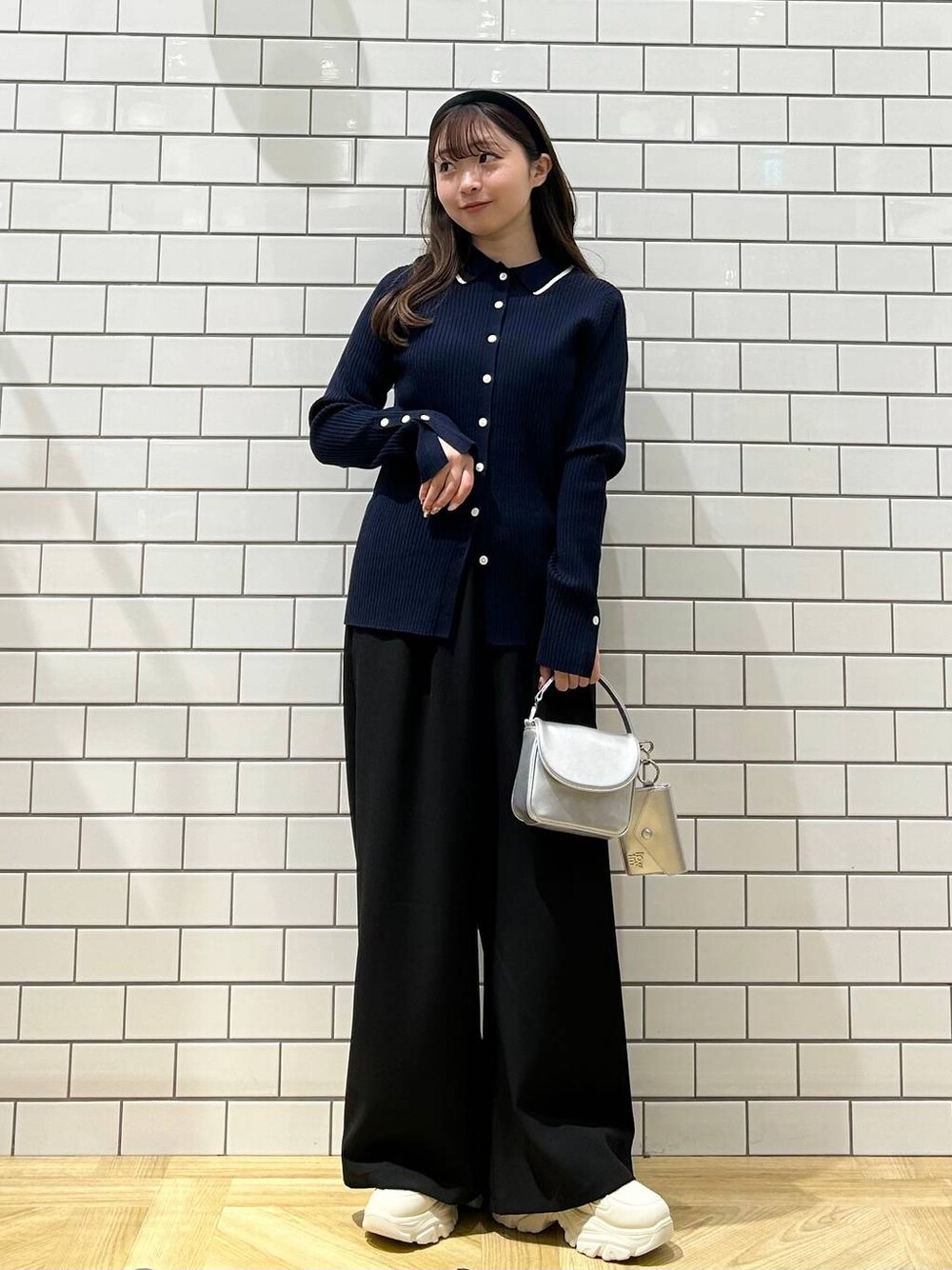 「低身長、着痩せ・細見え、モテ、休日コーデ、デート/ロマンティック、ローリーズスタイル_LOWRYS FARM、大人女子カジュアル_LOWRYS FARM、カジュアル、LOWRYS FARM、おでかけ、デートコーデ、カジュアルコーデ、大人カジュアル、ベーシック/シンプル、ニット」｜「LOWRYS FARMのメタルバレッタ　265411（バレッタ/ヘアクリップ、シルバー系）」を使った、さちぃさん（レディース・153cm）の冬コーディネートの1枚目の写真