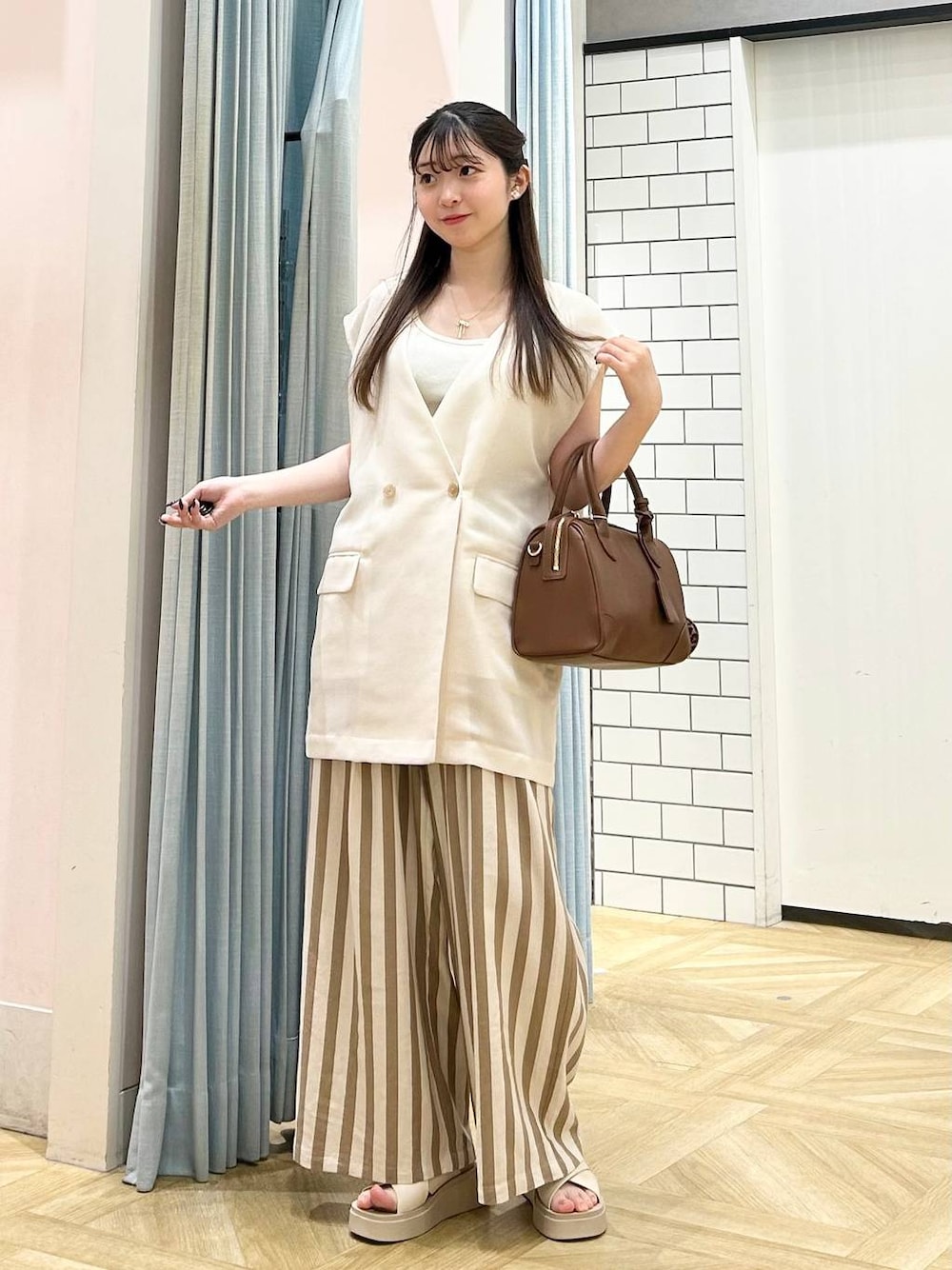 「低身長、デート/ロマンティック、大人カジュアル、着痩せ・細見え、モテ、休日コーデ、ローリーズスタイル_LOWRYS FARM、大人女子カジュアル_LOWRYS FARM、カジュアル、LOWRYS FARM、おでかけ、デートコーデ、カジュアルコーデ、きれいめカジュアル、きれいめ」｜「LOWRYS FARMの２Ｐスネークリボンネックレス　 142877（ネックレス、ゴールド系）」を使った、さちぃさん（レディース・153cm）の春コーディネートの1枚目の写真