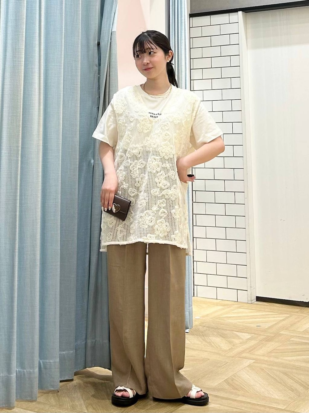 「低身長、着痩せ・細見え、モテ、休日コーデ、デート/ロマンティック、ローリーズスタイル_LOWRYS FARM、大人女子カジュアル_LOWRYS FARM、カジュアル、LOWRYS FARM、おでかけ、デートコーデ、カジュアルコーデ、大人カジュアル、楽ちんコーデ、雨の日コーデ」｜「Me%のハートパーツサイフ　126836（財布、ブラウン系）」を使った、さちぃさん（レディース・153cm）の春コーディネートの1枚目の写真