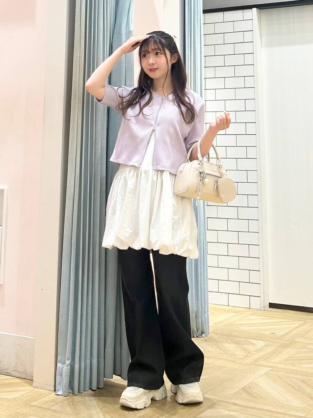 「着痩せ・細見え、デート/ロマンティック、ローリーズスタイル_LOWRYS FARM、大人女子カジュアル_LOWRYS FARM、カジュアル、LOWRYS FARM、おでかけ、デートコーデ、カジュアルコーデ、大人カジュアル、きれいめカジュアル、きれいめ、レイヤードスタイル、雨の日コーデ、楽ちんコーデ」｜「LOWRYS FARMのスソレイヤードタンク  494052（タンクトップ、ホワイト系）」を使った、さちぃさん（レディース・153cm）の春コーディネートの1枚目の写真