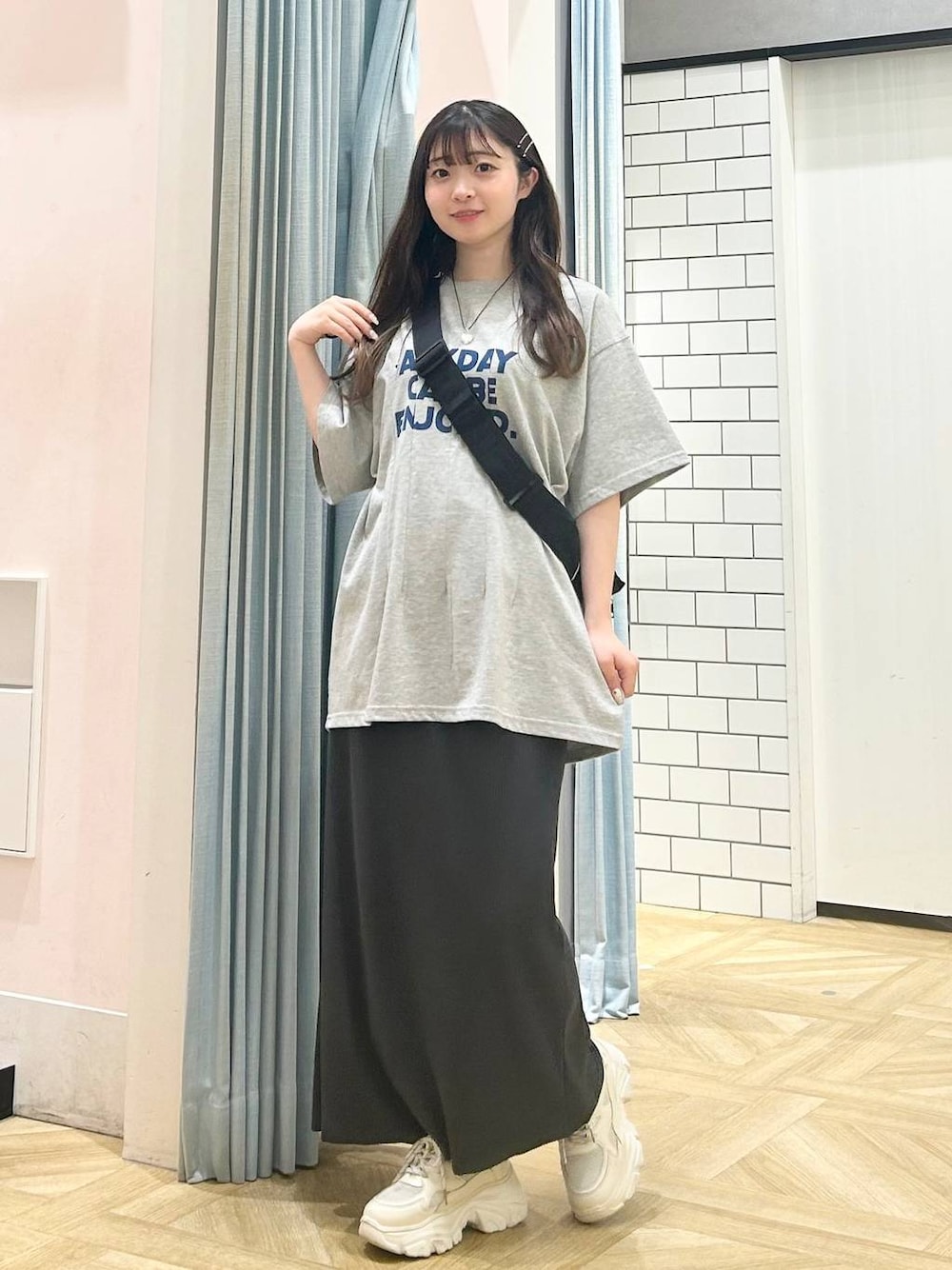 「低身長、着痩せ・細見え、モテ、休日コーデ、デート/ロマンティック、ローリーズスタイル_LOWRYS FARM、大人女子カジュアル_LOWRYS FARM、カジュアル、LOWRYS FARM、おでかけ、デートコーデ、カジュアルコーデ、大人カジュアル、きれいめカジュアル、Tシャツ」｜「LOWRYS FARMのカットリブタイトスカート　103920（スカート、グレー系）」を使った、さちぃさん（レディース・153cm）の春コーディネートの1枚目の写真