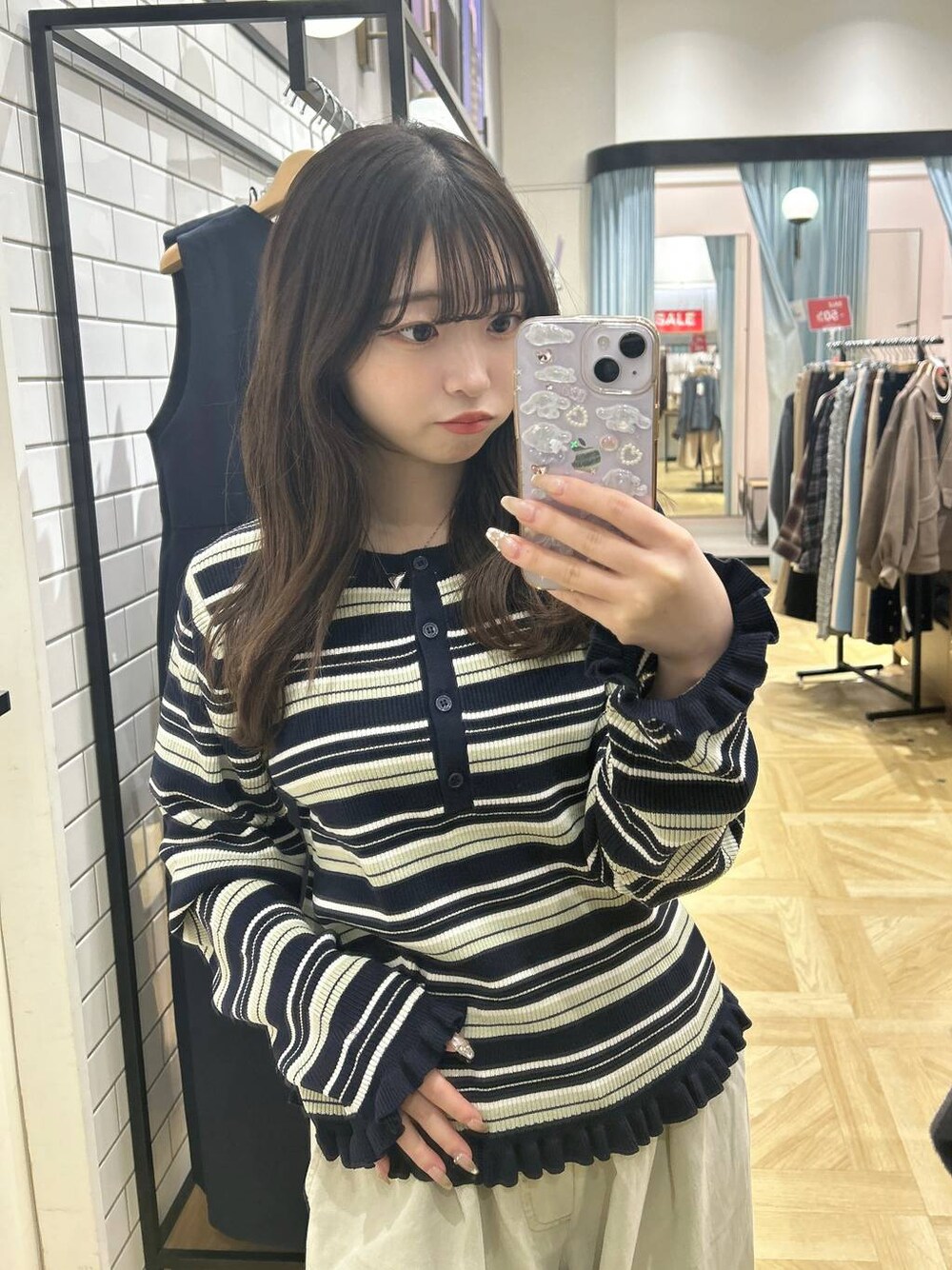 グレー系のスウェットパンツ、ブルー系のニット/セーター、ホワイト系のスニーカーを着用したレディースの冬コーディネートの1枚目の写真