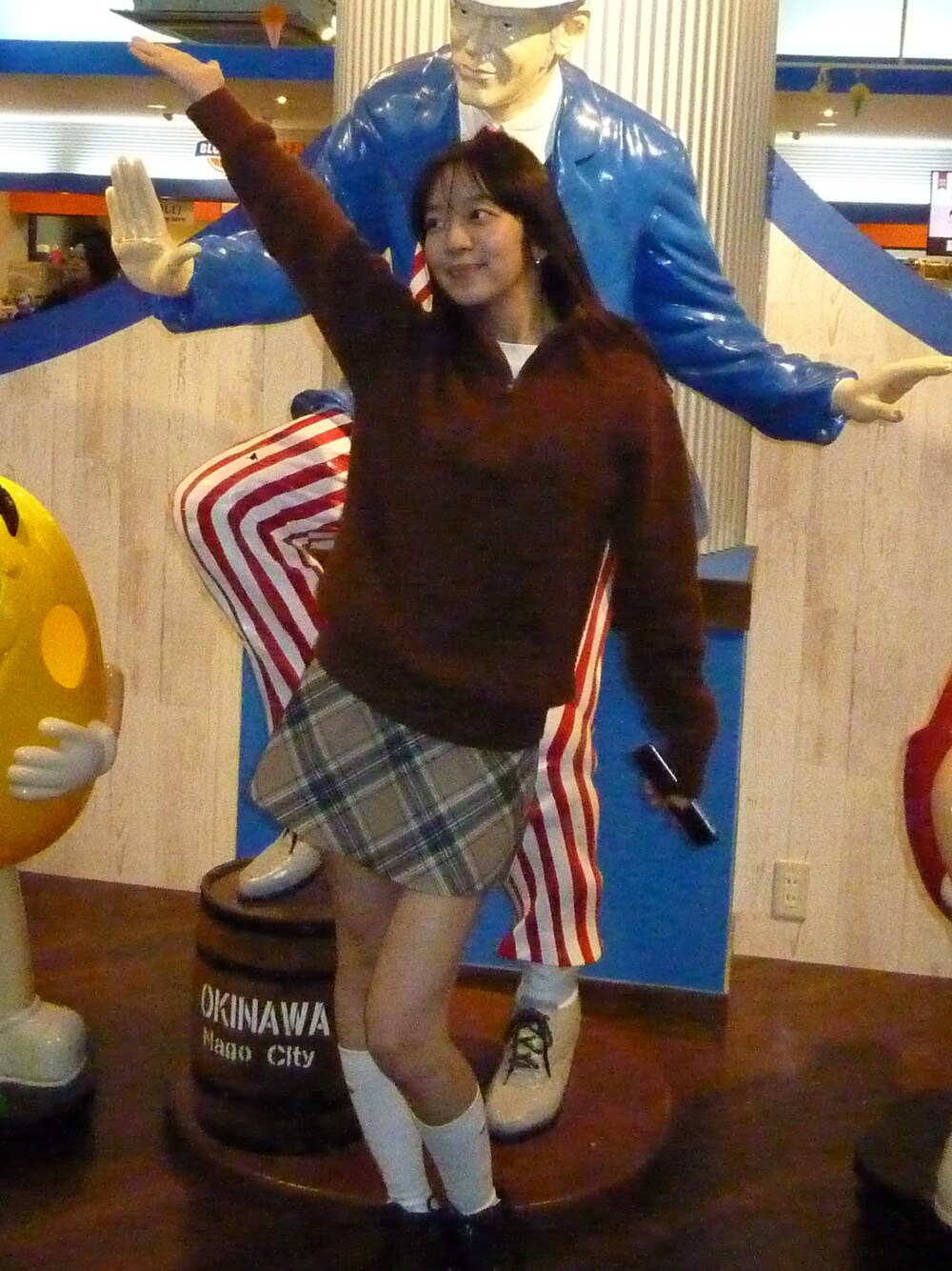 「休日スタイル、大人カジュアル、カジュアルコーデ、シンプルコーデ、ブラウンコーデ、スニーカー、スニーカーコーデ、ユニクロ、ユニクロコーデ、supreme、ニットコーデ、ハーフジップ、ootd、スカートコーデ、Tシャツ」｜「UNIQLOのアイテム（ニット/セーター、ブラウン系）」を使った、afhmmfsさん（レディース・158cm）の冬コーディネートの1枚目の写真