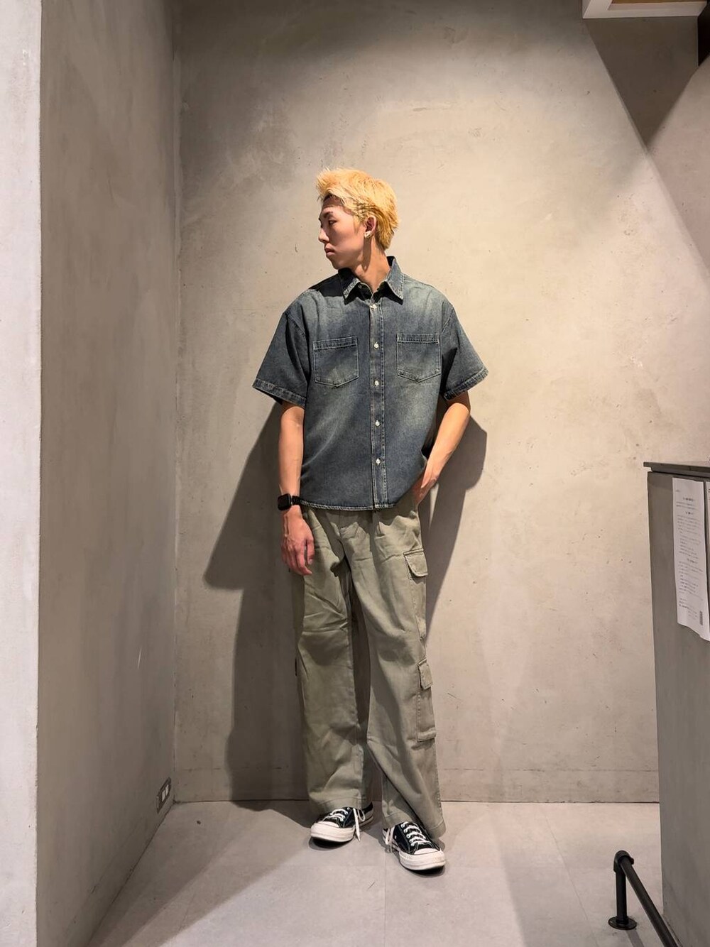 グリーン系のデニムパンツ、ブルー系のシャツ/ブラウス、ホワイト系のネックレスを着用したメンズの夏コーディネートの1枚目の写真