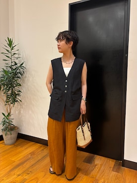 「URBAN RESEARCH（アーバンリサーチ）のnew basic　SILK LINEN GILET（ダウンベスト、ブラック系）」を使った、miyukiさん（レディース・158cm）の春コーディネート