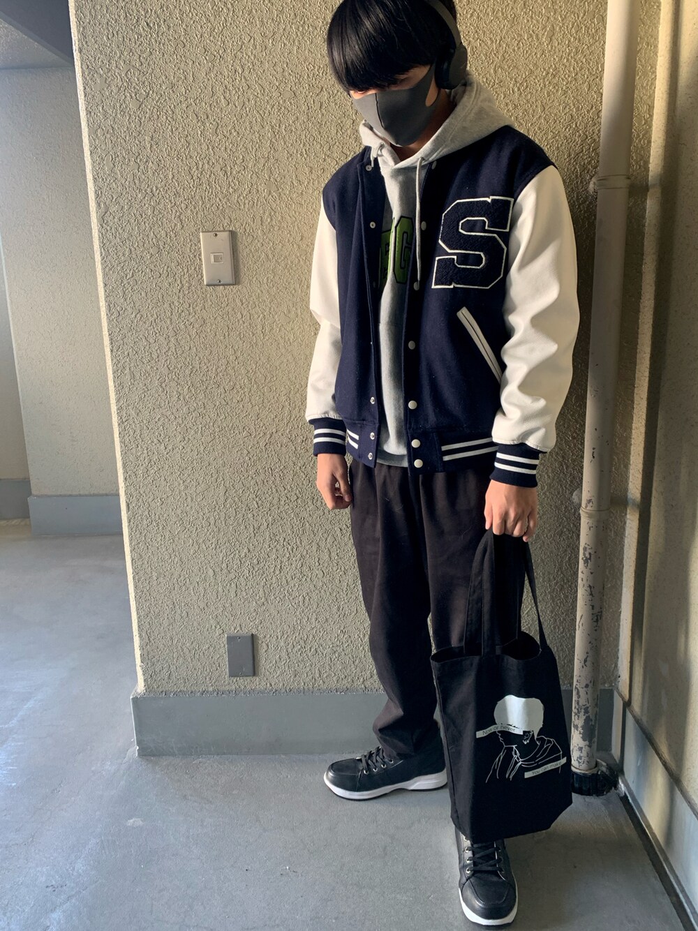 「スタジャン、スタジャン×パーカー、シェフパンツ、ヘッドホン」｜「B.C STOCKの《追加》BASEBALL JACKET（スタジャン、ブルー系）」を使った、dan5さん（メンズ・174cm）の冬コーディネートの1枚目の写真