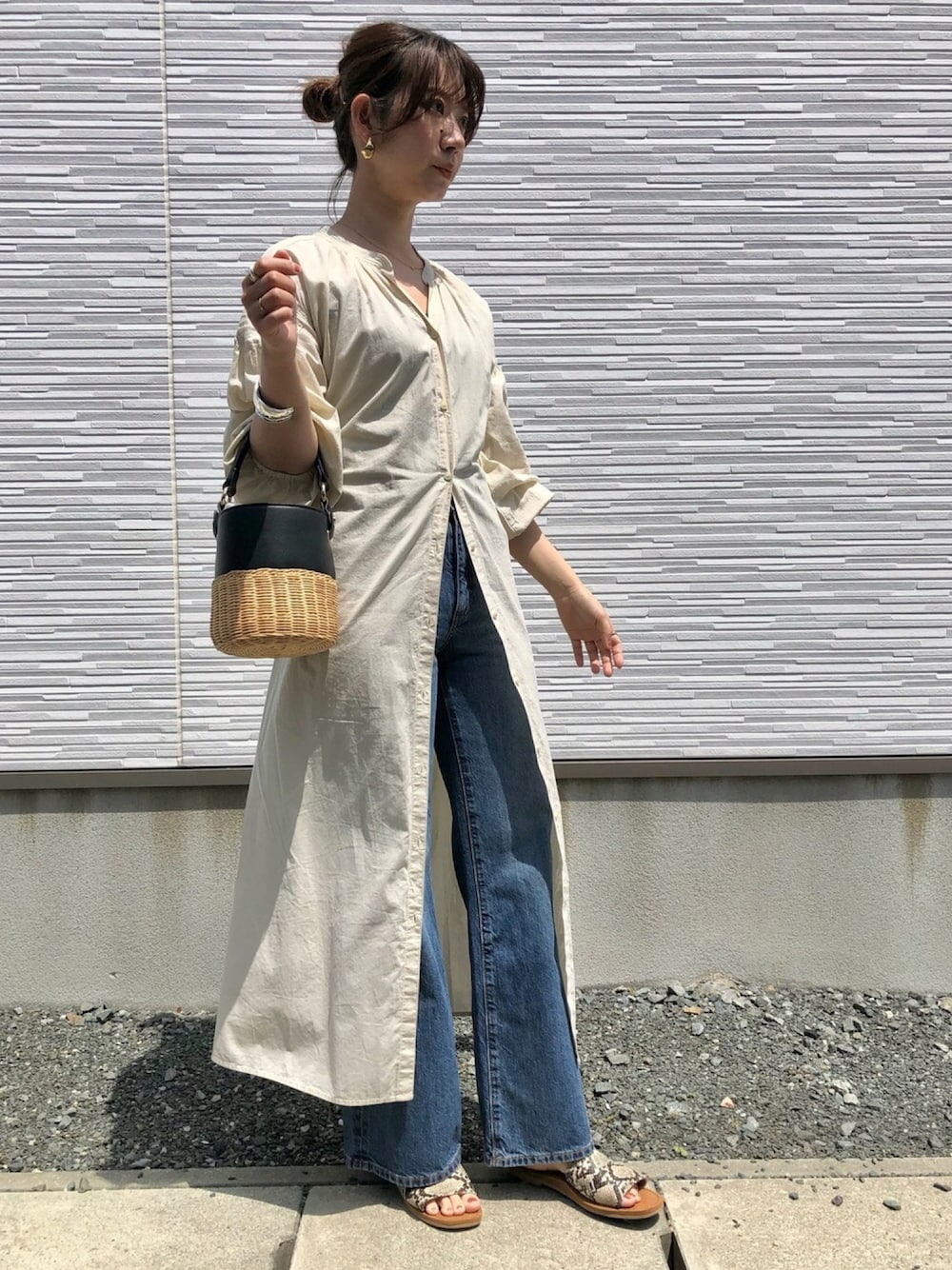 「休日コーデ、大人カジュアル、ゆるコーデ、シャツコーデ、サンダル、シアーシャツ、UNIQLO、キャミワンピ、ロングワンピース、ママファッション」｜「UNIQLOのハイライズフレアジーンズ（デニムパンツ、ブルー系）」を使った、♡Risa♡さん（レディース・160cm）の春コーディネートの1枚目の写真