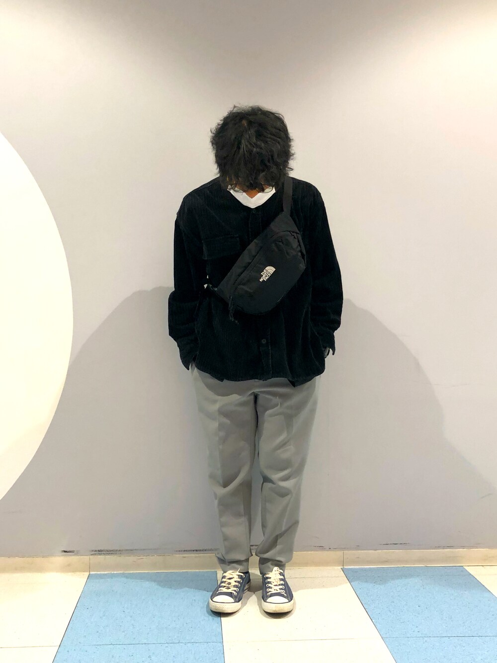 「私の推しブランド、スニーカー、シンプルコーデ、おしゃれさんと繋がりたい、オーバーサイズ、コンバース」｜「THE NORTH FACEのTHE NORTH FACE ノースフェイス Orion NM71902（ショルダーバッグ、ブラック系）」を使った、hase__fukuさん（メンズ・165cm）の冬コーディネートの1枚目の写真