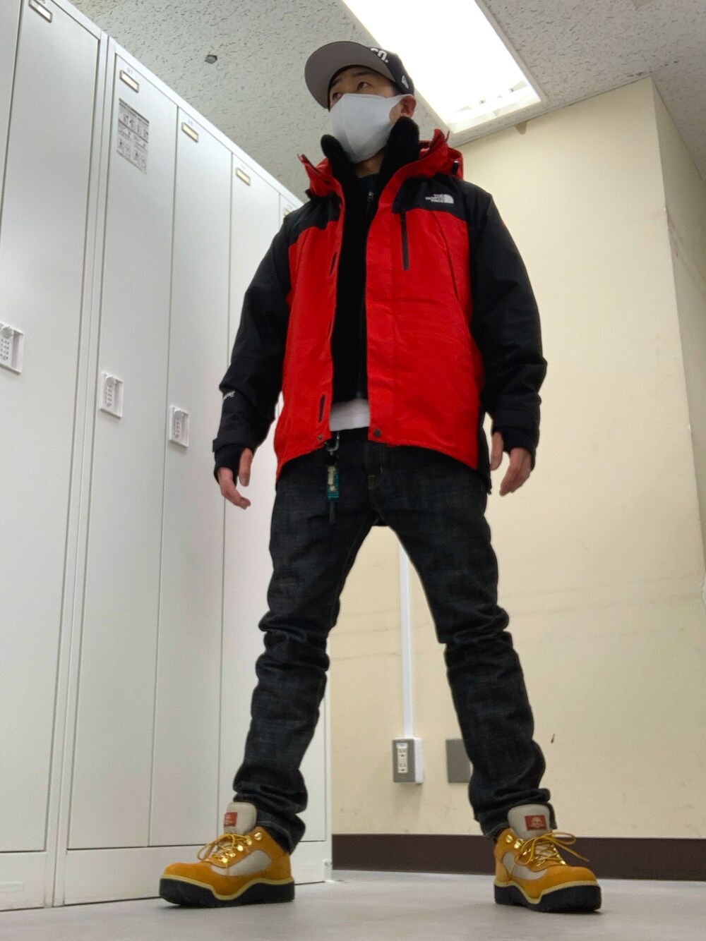「SWAGGERのアイテム（キャップ、ブルー系）」を使った、植草ムノイズ達郎さん（メンズ・174cm）の冬コーディネートの1枚目の写真