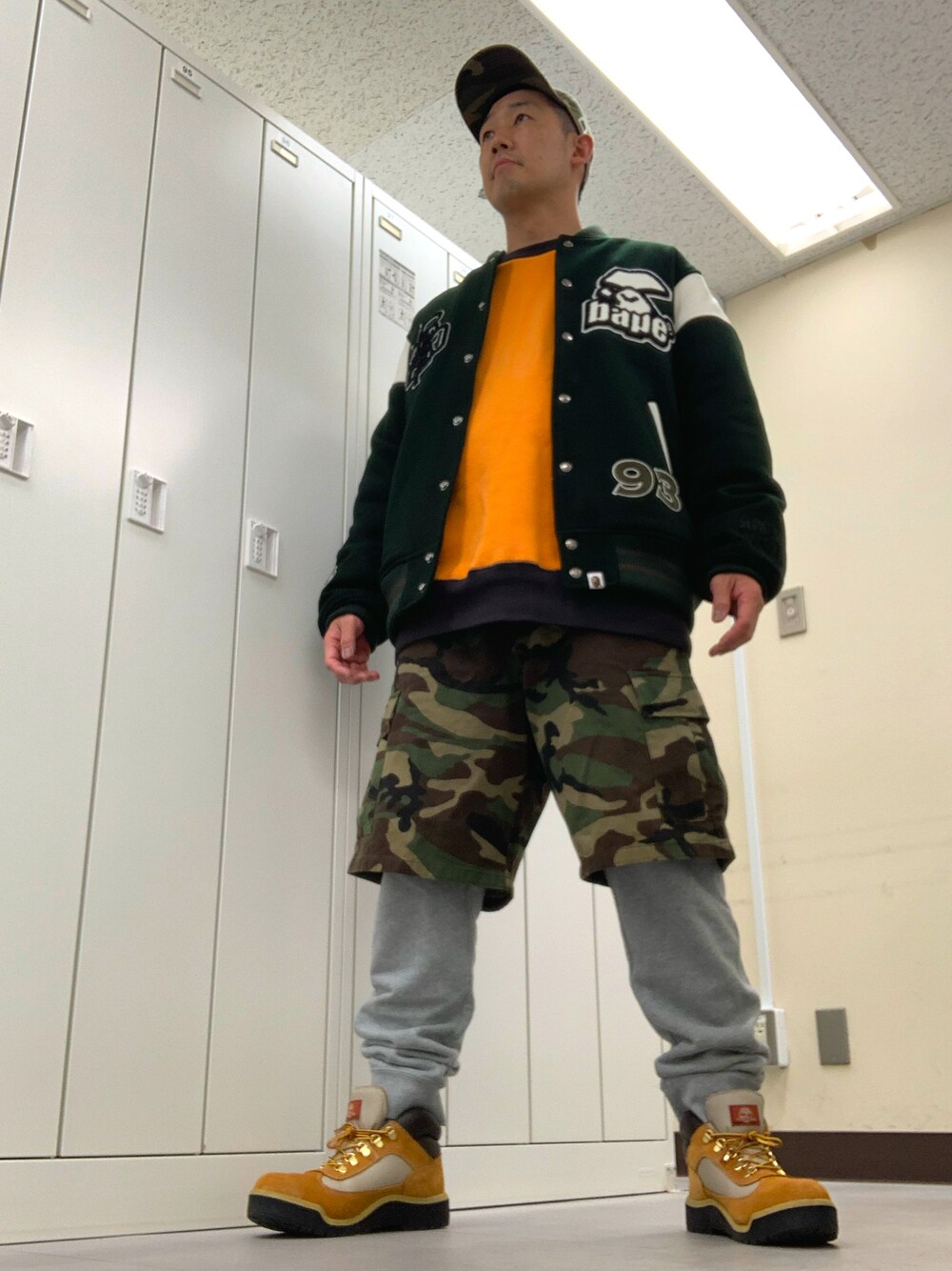 「SWAGGERのアイテム（キャップ、グリーン系）」を使った、植草ムノイズ達郎さん（メンズ・174cm）の冬コーディネートの1枚目の写真