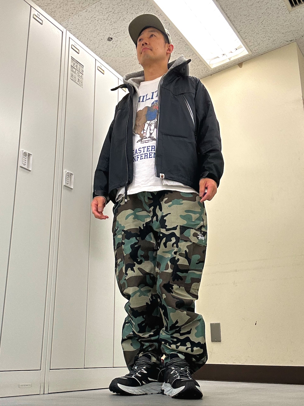 「STUSSYのアイテム（キャップ、グリーン系）」を使った、植草ムノイズ達郎さん（メンズ・174cm）の春コーディネートの1枚目の写真