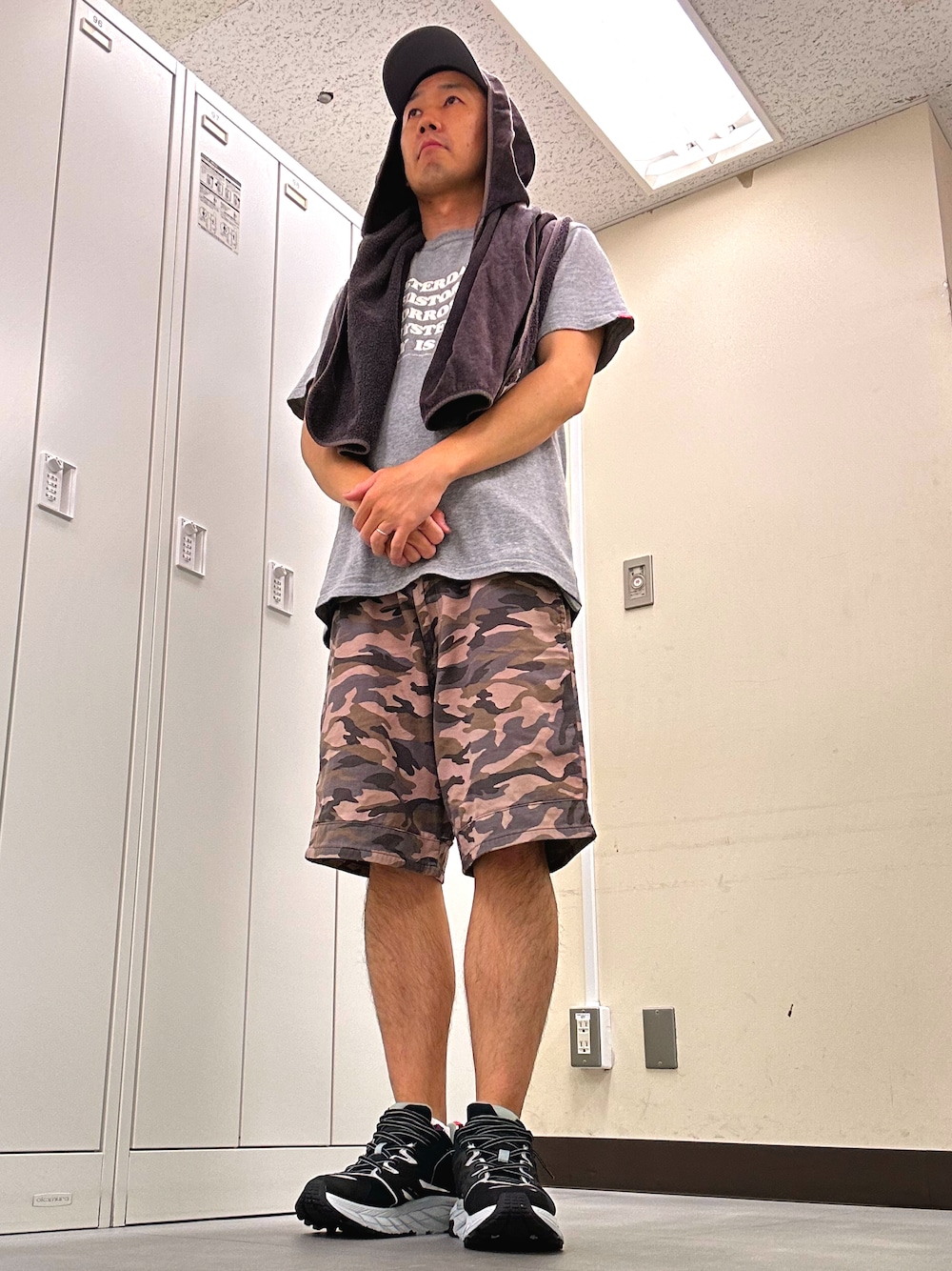 「Supreme のアイテム（キャップ、グレー系）」を使った、植草ムノイズ達郎さん（メンズ・174cm）の夏コーディネートの1枚目の写真