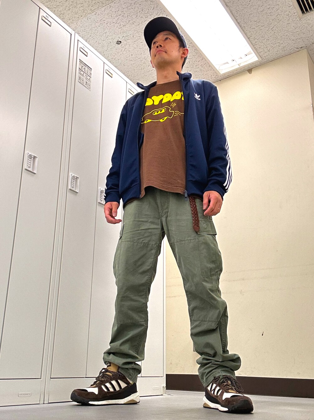 「adidasのアイテム（ジャージ、ブルー系）」を使った、植草ムノイズ達郎さん（メンズ・174cm）の春コーディネートの1枚目の写真
