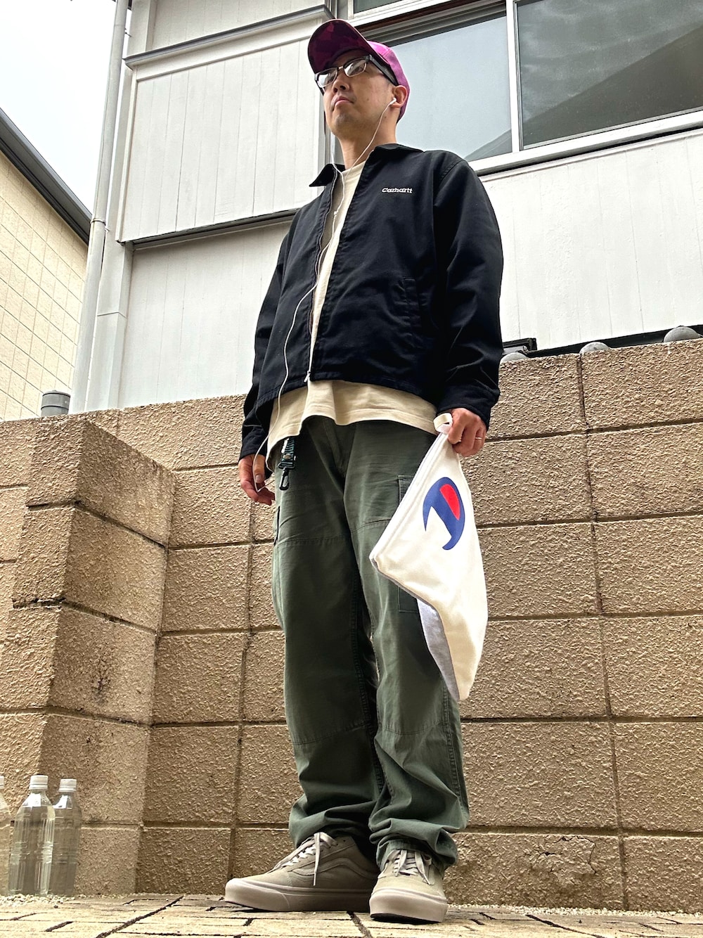 「Carharttのアイテム（キャップ、パープル系）」を使った、植草ムノイズ達郎さん（メンズ・174cm）の夏コーディネートの1枚目の写真