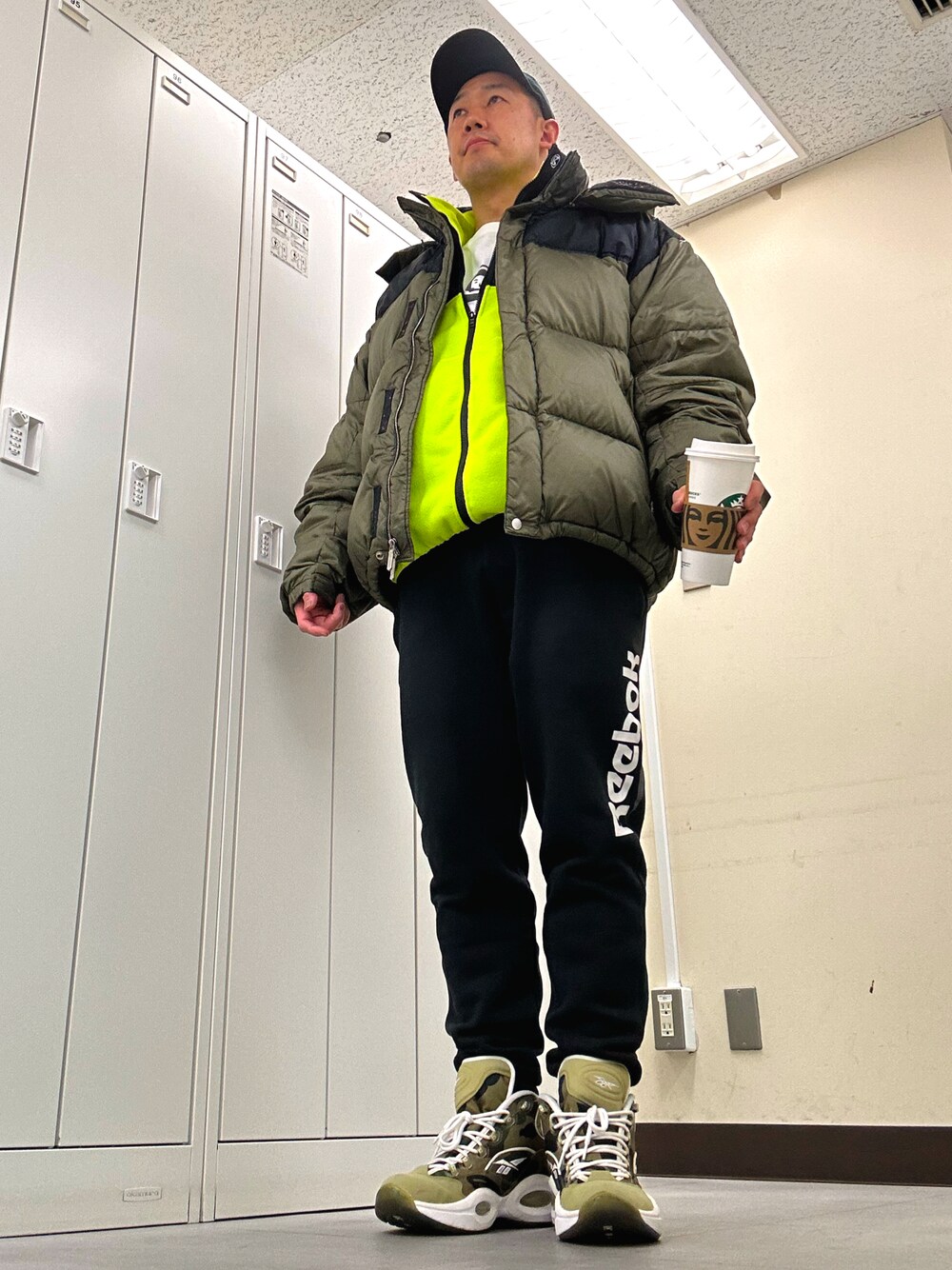「Reebokのアイテム（キャップ、ブラック系）」を使った、植草ムノイズ達郎さん（メンズ・174cm）の冬コーディネートの1枚目の写真