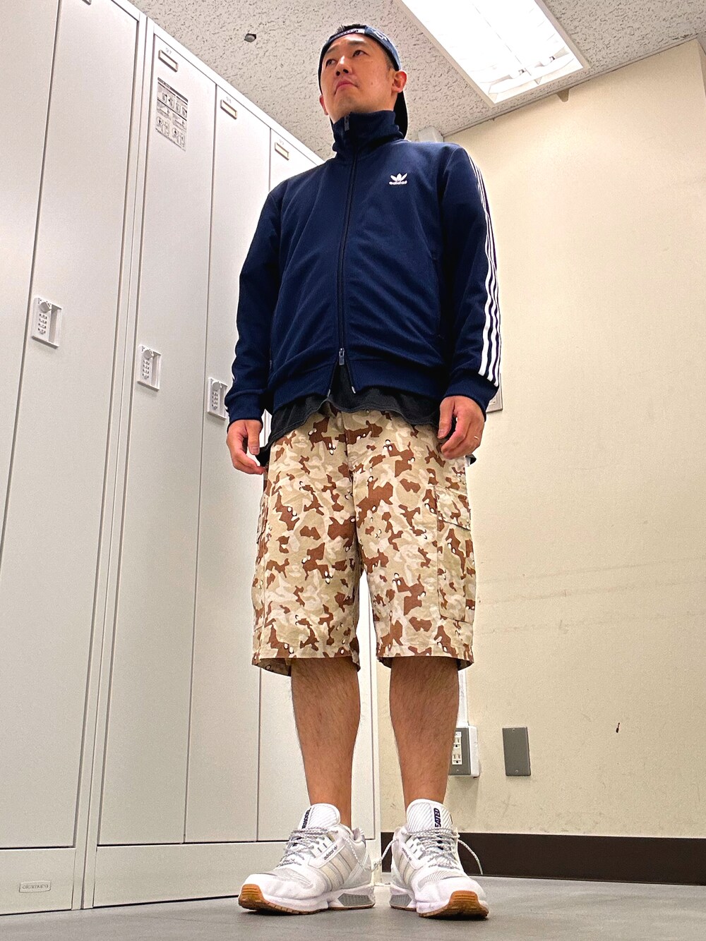 「adidasのアイテム（キャップ、ブルー系）」を使った、植草ムノイズ達郎さん（メンズ・174cm）の夏コーディネートの1枚目の写真