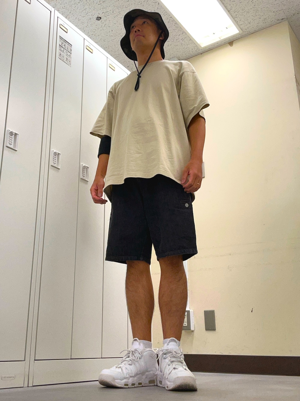 「NIKEのアイテム（ハット、グリーン系）」を使った、植草ムノイズ達郎さん（メンズ・174cm）の秋コーディネートの1枚目の写真