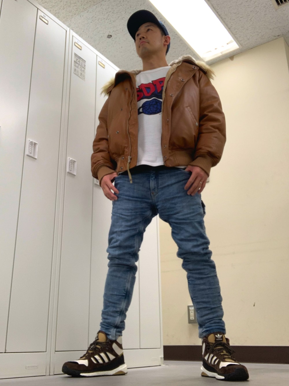 「adidasのアイテム（キャップ、ブルー系）」を使った、植草ムノイズ達郎さん（メンズ・174cm）の冬コーディネートの1枚目の写真
