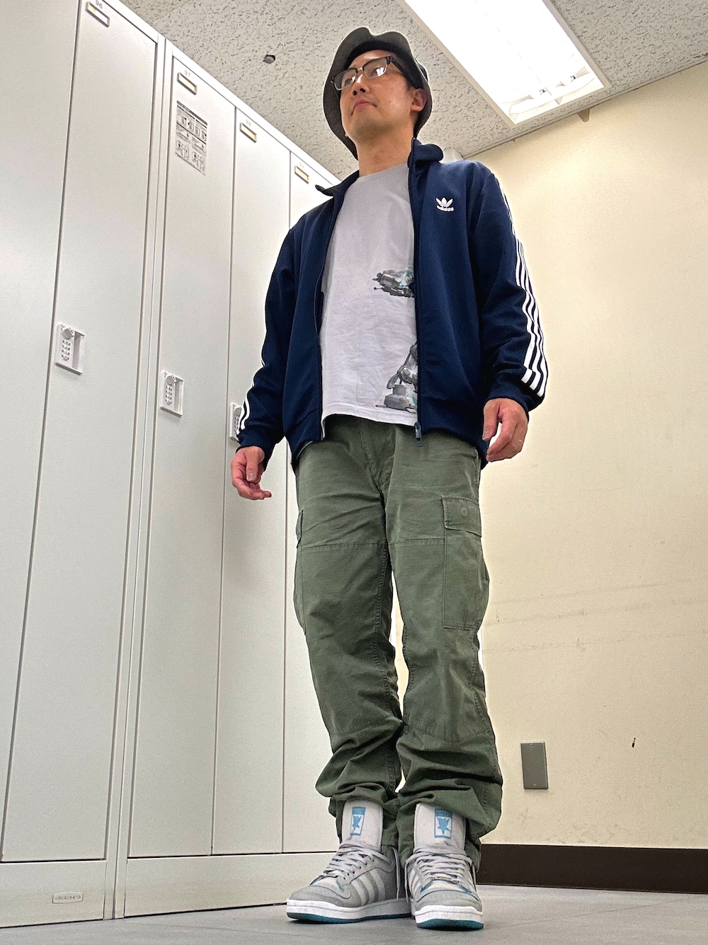 「LACOSTE L!VEのアイテム（ハット、グレー系）」を使った、植草ムノイズ達郎さん（メンズ・174cm）の春コーディネートの1枚目の写真