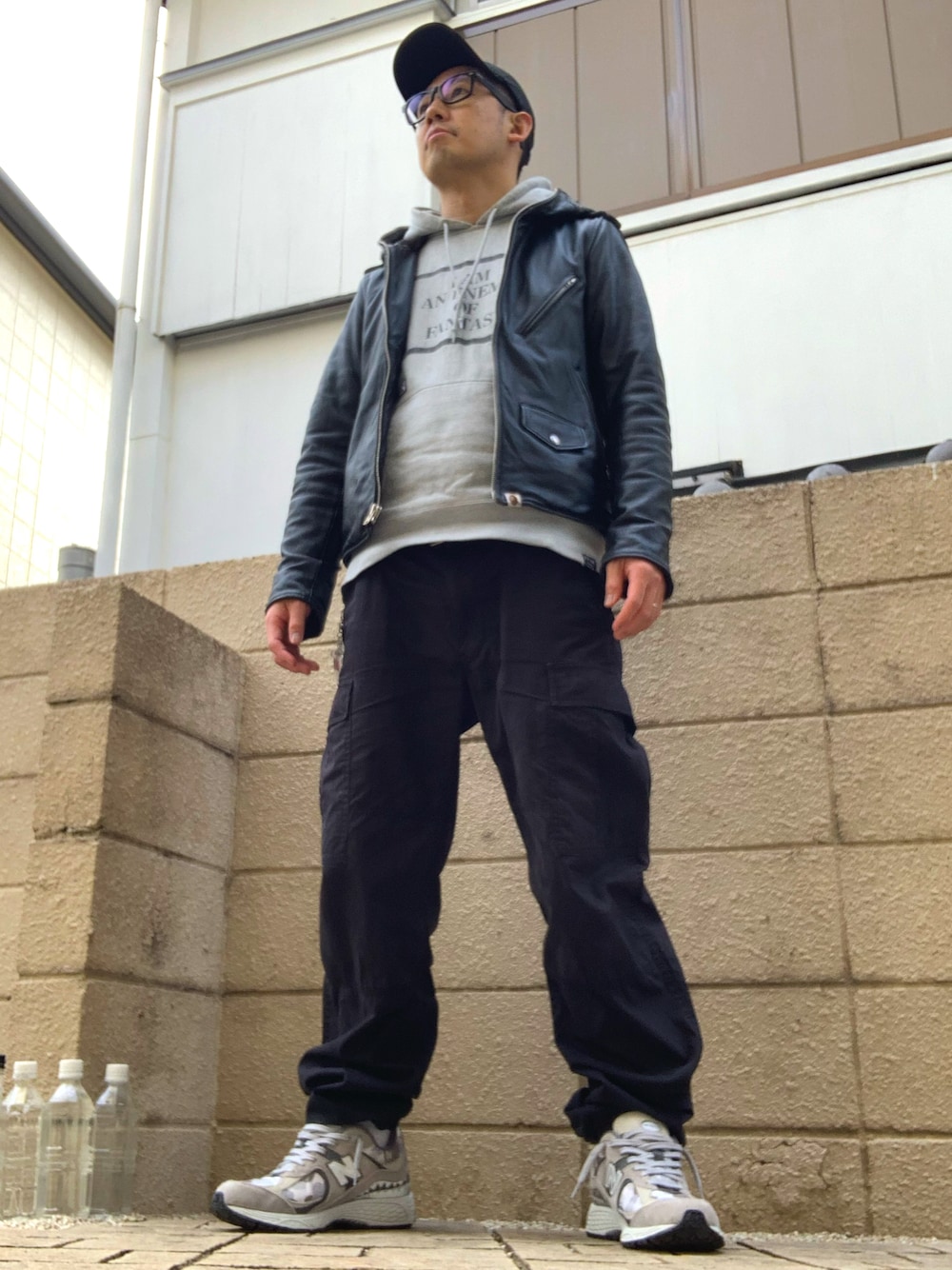 「NEW BALANCEのアイテム（キャップ、ブラック系）」を使った、植草ムノイズ達郎さん（メンズ・174cm）の冬コーディネートの1枚目の写真