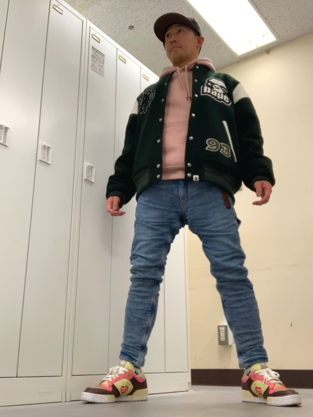 「realmad HECTICのアイテム（キャップ、ブラウン系）」を使った、植草ムノイズ達郎さん（メンズ・174cm）の冬コーディネートの1枚目の写真