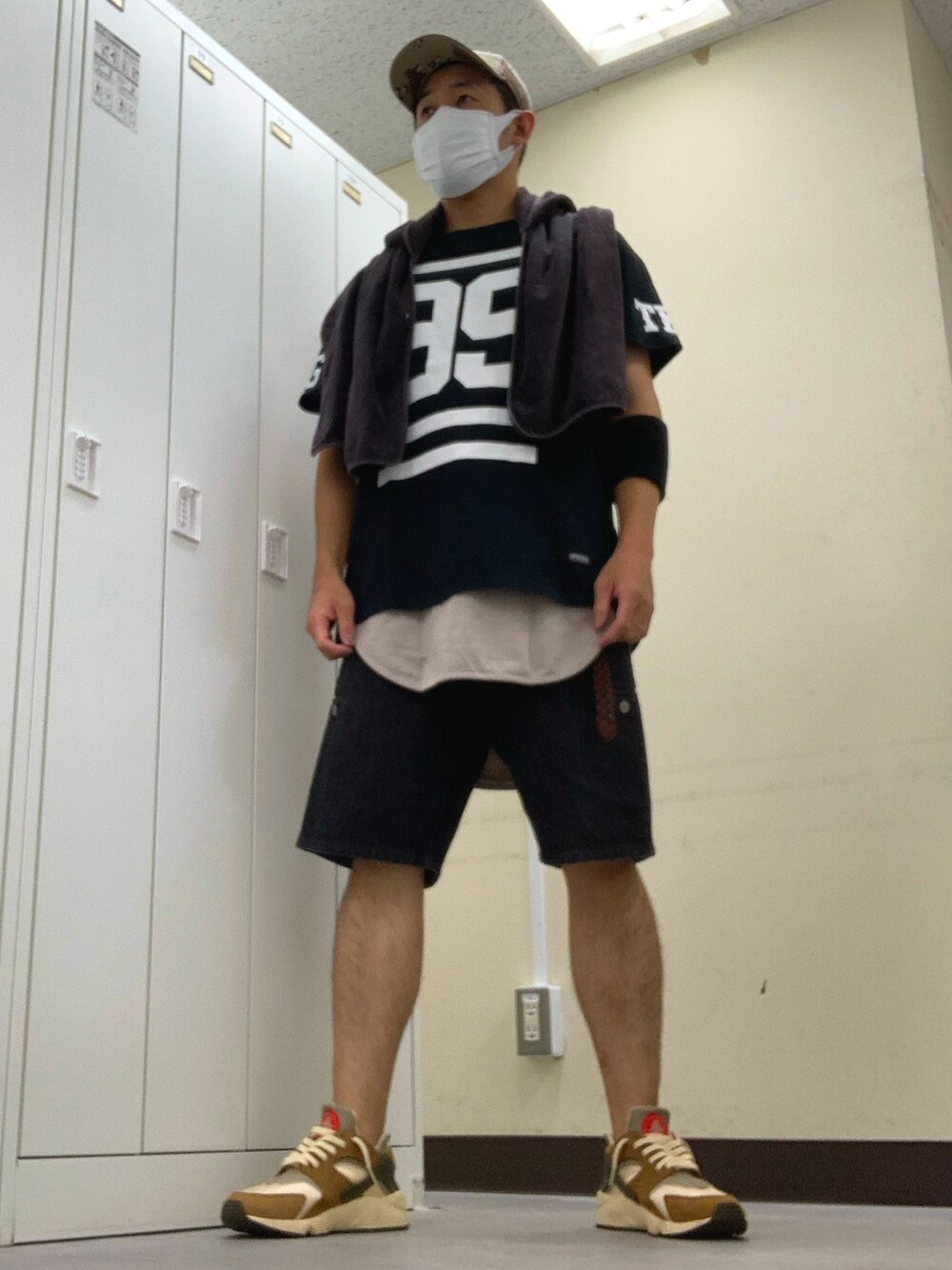 「KAKOIのアイテム（キャップ、ベージュ系）」を使った、植草ムノイズ達郎さん（メンズ・174cm）の夏コーディネートの1枚目の写真
