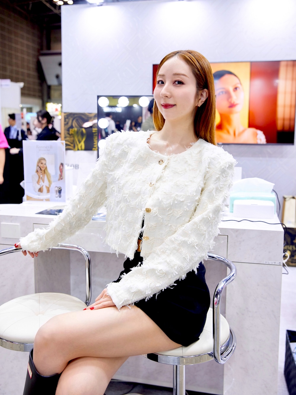 「パンツスタイル、大人女子、着回しコーデ、missguided、HUNTER、ZARA、雨の日コーデ、春服コーデ、ショートパンツ、HERMES、高身長女子、骨格ウェーブ、ootd、レインブーツ」｜「Missguidedのアイテム（ノーカラージャケット、ホワイト系）」を使った、神林真里さん（骨格ウェーブ・レディース・168cm）の春コーディネートの1枚目の写真