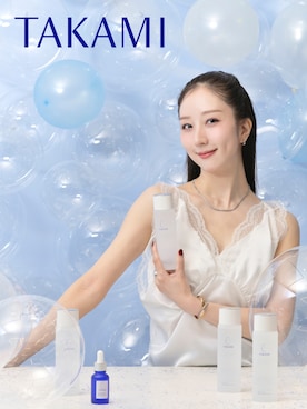 「アイテム（化粧水）」を使った、神林真里さん（レディース・168cm）の秋コーディネート