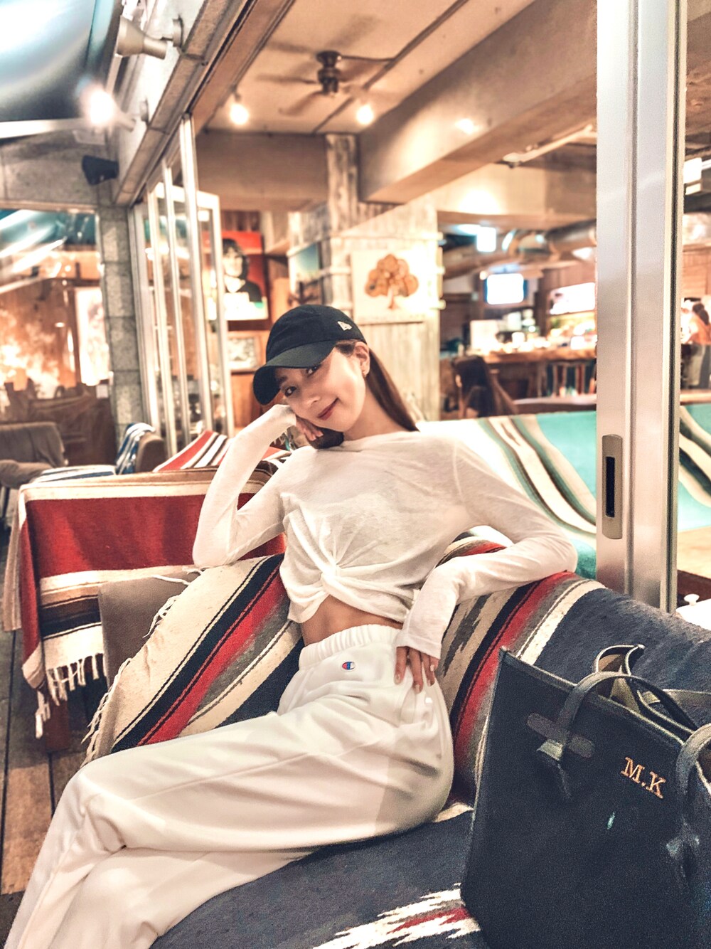 ホワイト系のスウェットパンツ、ホワイト系のTシャツ/カットソー、ブラック系のトートバッグを着用したレディースの夏コーディネートの1枚目の写真