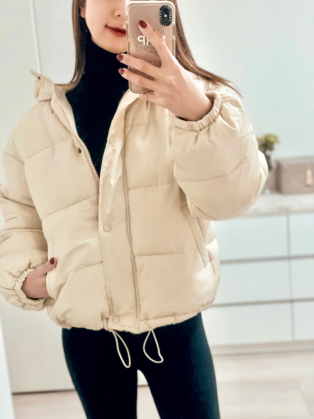 「クリスマスに着たい服、冬コーデ、オトナ女子、秋冬コーデ、mulawear、ダウンジャケット、オーバーサイズ、ジム、スパッツ、パンツスタイル、タートルネック、ユニクロ、韓国ファッション」｜「SpRay PREMIUMのアイテム（ダウンジャケット/コート、ホワイト系）」を使った、神林真里さん（レディース・168cm）の冬コーディネートの1枚目の写真
