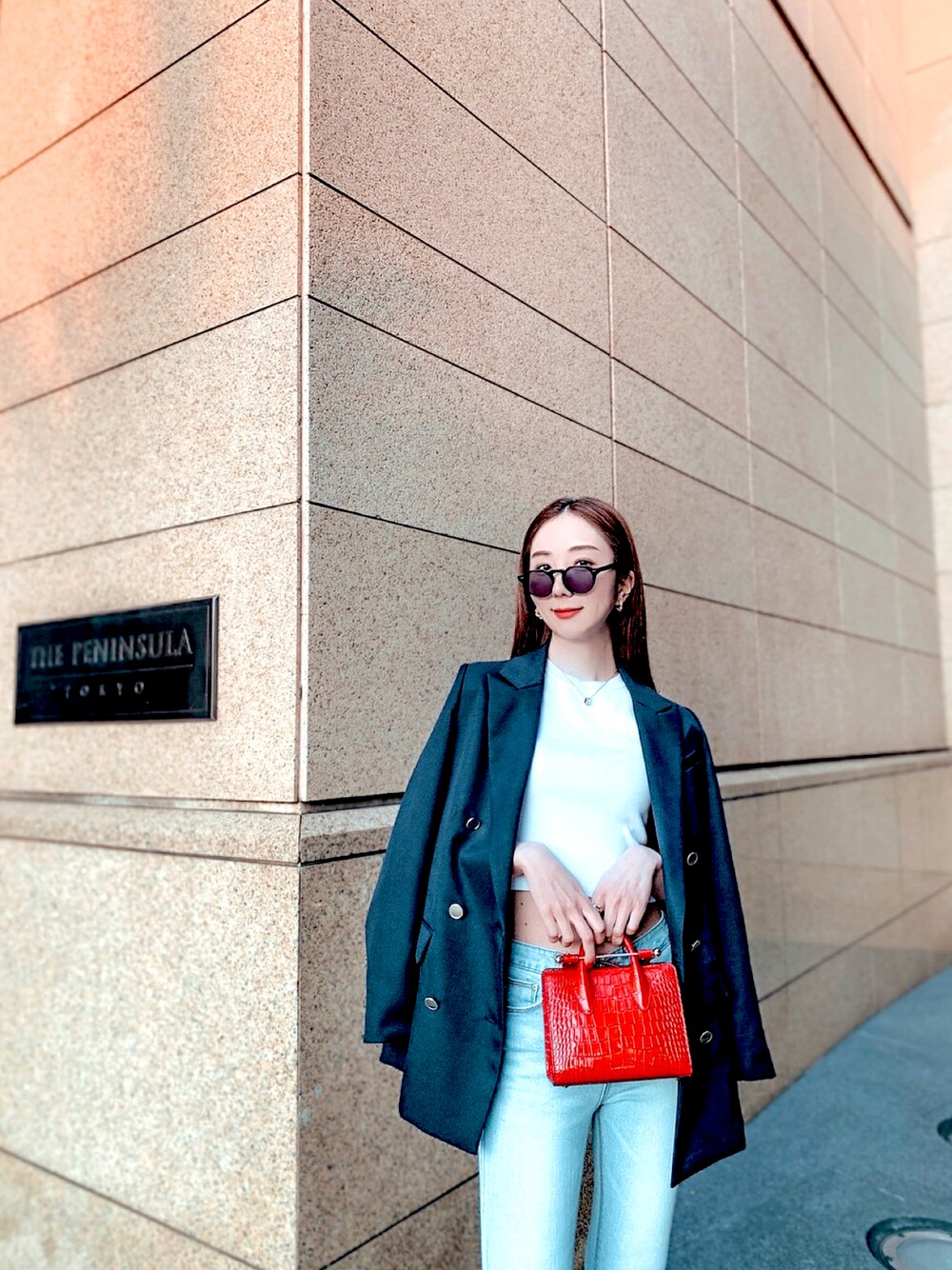 「カジュアルコーデ、TONAL、ZARA、春夏コーデ、テーラードジャケット、スキニーデニム、Chuu、大人カジュアル、デニム、strathberry、高身長女子、サングラス」｜「TONALのテーラードジャケット（テーラードジャケット、ブルー系）」を使った、神林真里さん（レディース・168cm）の春コーディネートの1枚目の写真