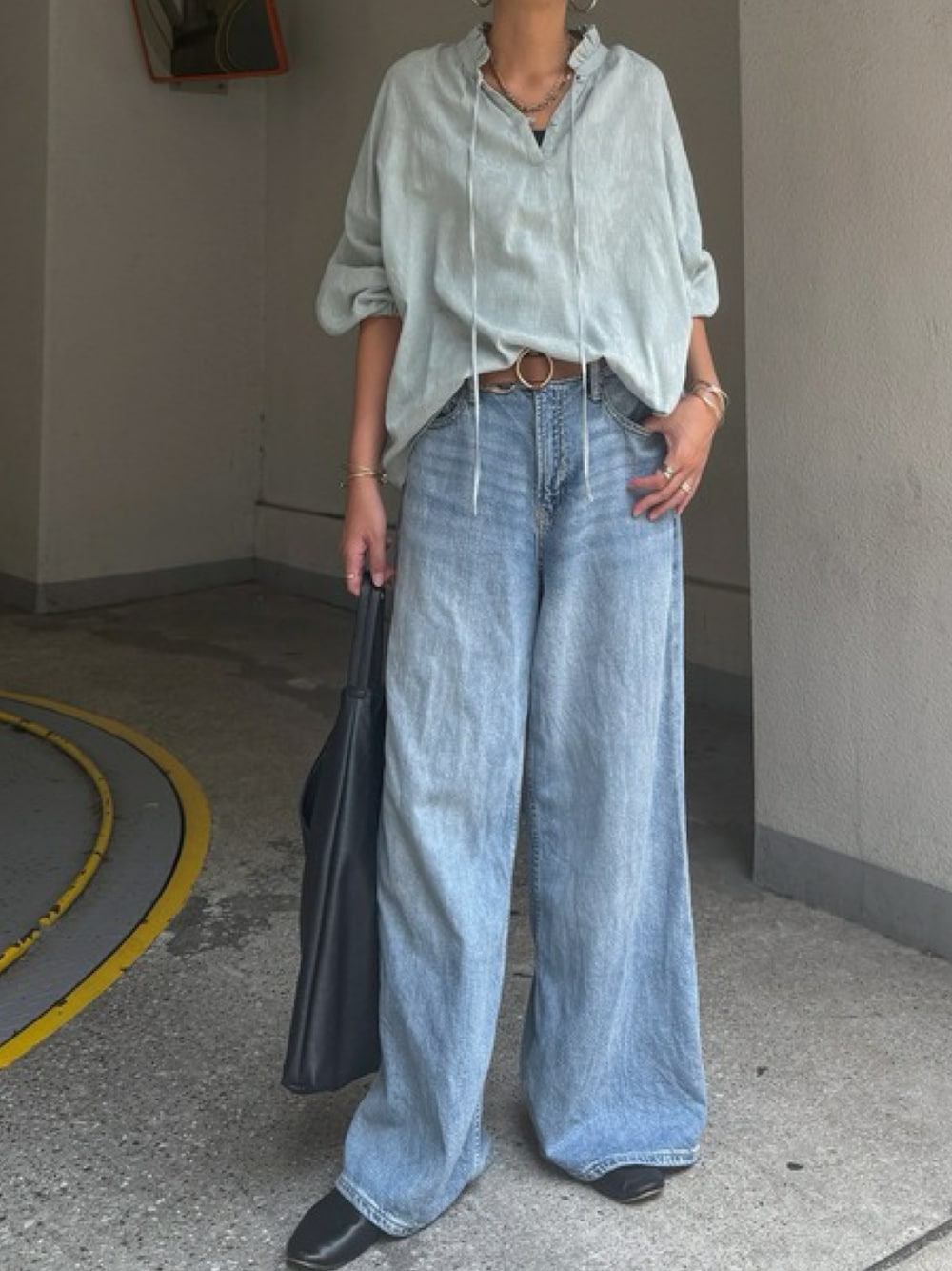 グリーン系のシャツ/ブラウス、ブルー系のデニムパンツを着用したレディースの夏コーディネートの1枚目の写真