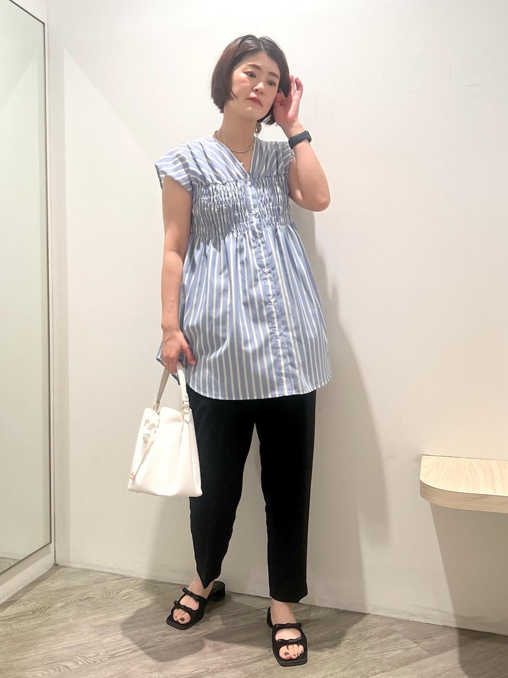 「ハートカットバッグ、ハート、イージーパンツ、チュニック丈、ホワイト、ショルダーバッグ、ブルー、ブラウス、シャツ、リボン、ストライプ、ライトブルー、フレンチスリーブ、ブラック、テーパード」｜「VISのレイヤードチェーンハートネックレス（ネックレス、シルバー系）」を使った、MOTOCHIKAさん（レディース・168cm）の夏コーディネートの1枚目の写真