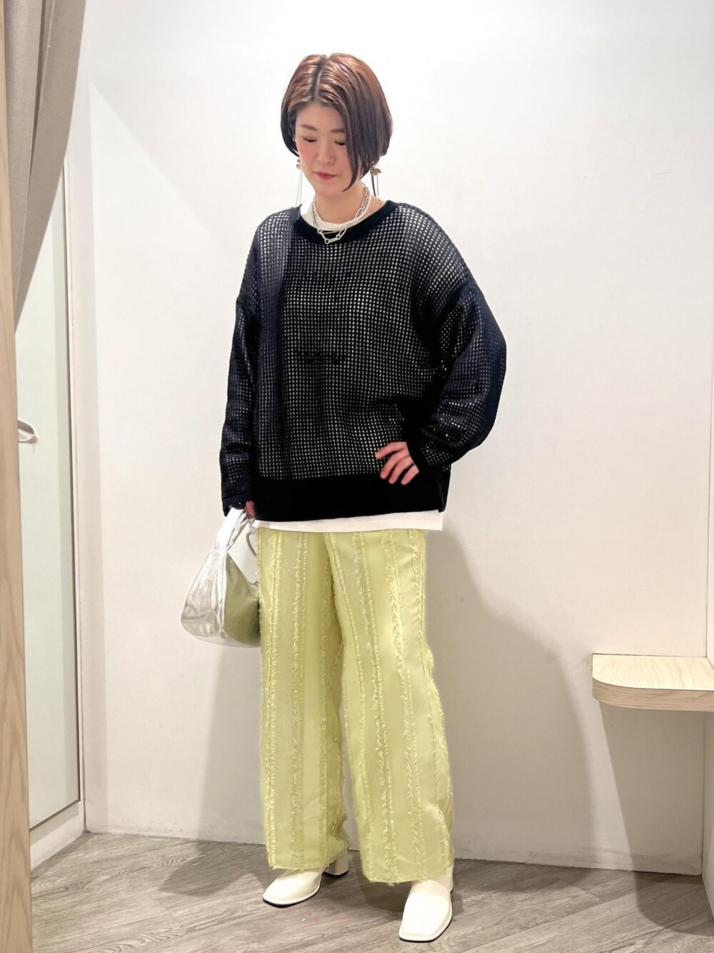「メッシュニット、24SS春の新作、40代、お出掛け、花見、ミュール、ブラック、ホワイト、プルオーバー、ニット、イエロー、ライトグリーン、VIS、小旅行、高身長」｜「Juzeのスクエアトゥミュール（その他シューズ、ホワイト系）」を使った、MOTOCHIKAさん（レディース・168cm）の春コーディネートの1枚目の写真