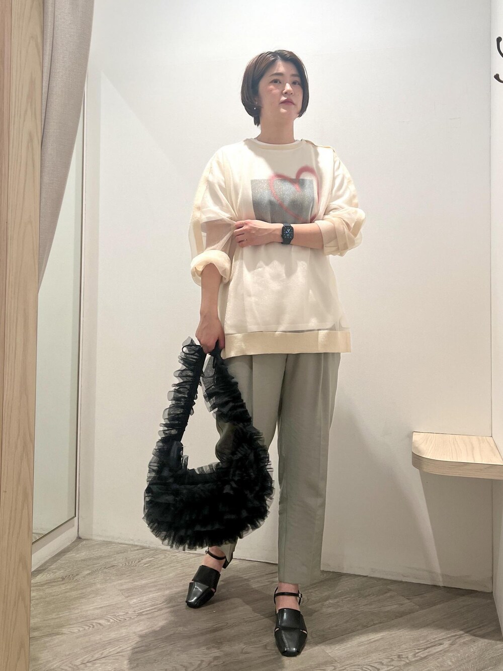 「フリフリ、24SS春の新作、大人カジュアル、プリントT、半袖、ビンテージ、ブラック、ホワイト、パンツ、十分丈、テーパード、九分丈、サンダル、VIS、母の日」｜「Juzeのクローズトゥサンダル（サンダル、ブラック系）」を使った、MOTOCHIKAさん（レディース・168cm）の春コーディネートの1枚目の写真