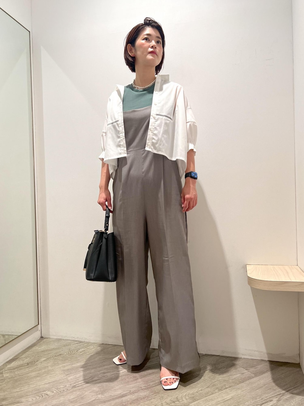 「ハートバッグ、ハート、グリーン、ブラック、ショルダーバッグ、ホワイト、ブラウス、シャツ、パンツ、グレー、十分丈、オールインワン、サロペット、夏コーデ、お出かけコーデ」｜「Juzeのストラップヒールサンダル（サンダル、ホワイト系）」を使った、MOTOCHIKAさん（レディース・168cm）の夏コーディネートの1枚目の写真