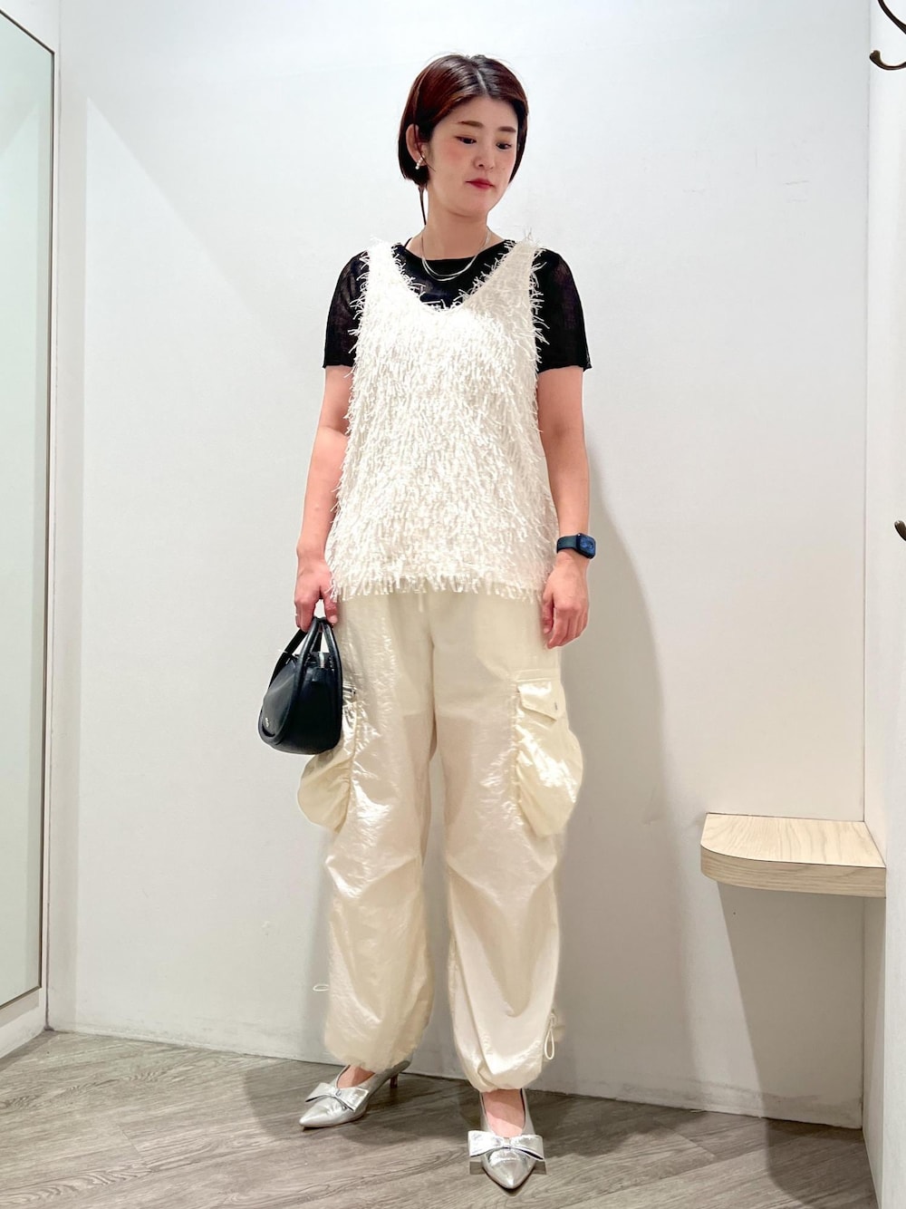 「ベスト、フリンジ、24SS夏の新作、大人カジュアル、スポーツミックス、カーゴパンツ、シャカシャカパンツ、LOTTO、ホワイト、ノースリーブ、キャミソール、パンツ、パンプス、シルバー、ヒール」｜「Juzeのビッグリボンパンプス（パンプス、シルバー系）」を使った、MOTOCHIKAさん（レディース・168cm）の夏コーディネートの1枚目の写真