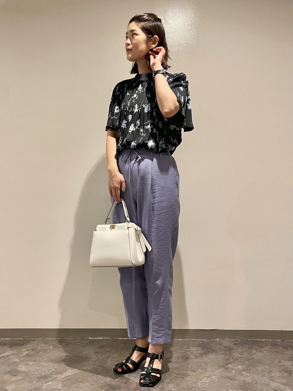 「ホワイト、ショルダーバッグ、ハンドバッグ、ブラック、半袖、花柄、パンツ、ブルー、テーパード、九分丈、サンダル、ヒール、ストラップ、ストラップサンダル、VIS」｜「VISの【新色】【2WAY】ひねり金具サイドタイトートバッグ（ハンドバッグ、ホワイト系）」を使った、MOTOCHIKAさん（レディース・168cm）の夏コーディネートの1枚目の写真