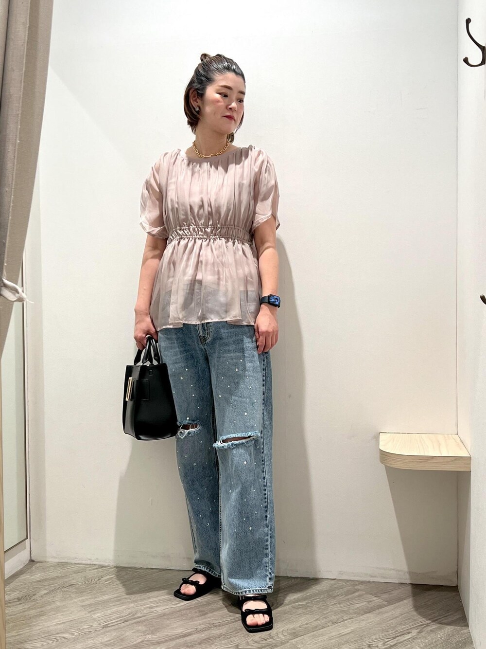 ブラック系のサンダル、ベージュ系のTシャツ/カットソー、ブルー系のデニムパンツを着用したレディースの春コーディネートの1枚目の写真