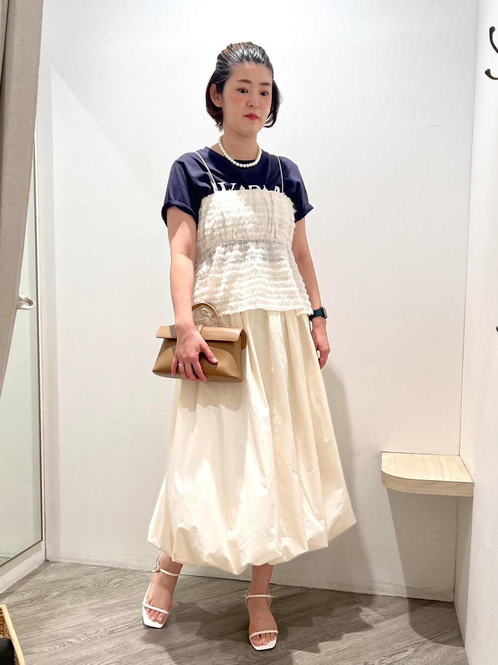 「24SS夏の新作、大人カジュアル、ホワイト、プルオーバー、Tシャツ、半袖、クルーネック、ビスチェ、透かし編み、スカート、ミモレ、サンダル、ストラップ、ストラップサンダル、アンクルストラップ」｜「VISの【ご好評につき追加生産】【2WAY】ひねり金具ワンハンドルミニショルダーバッグ（ショルダーバッグ、ホワイト系）」を使った、MOTOCHIKAさん（レディース・168cm）の春コーディネートの1枚目の写真