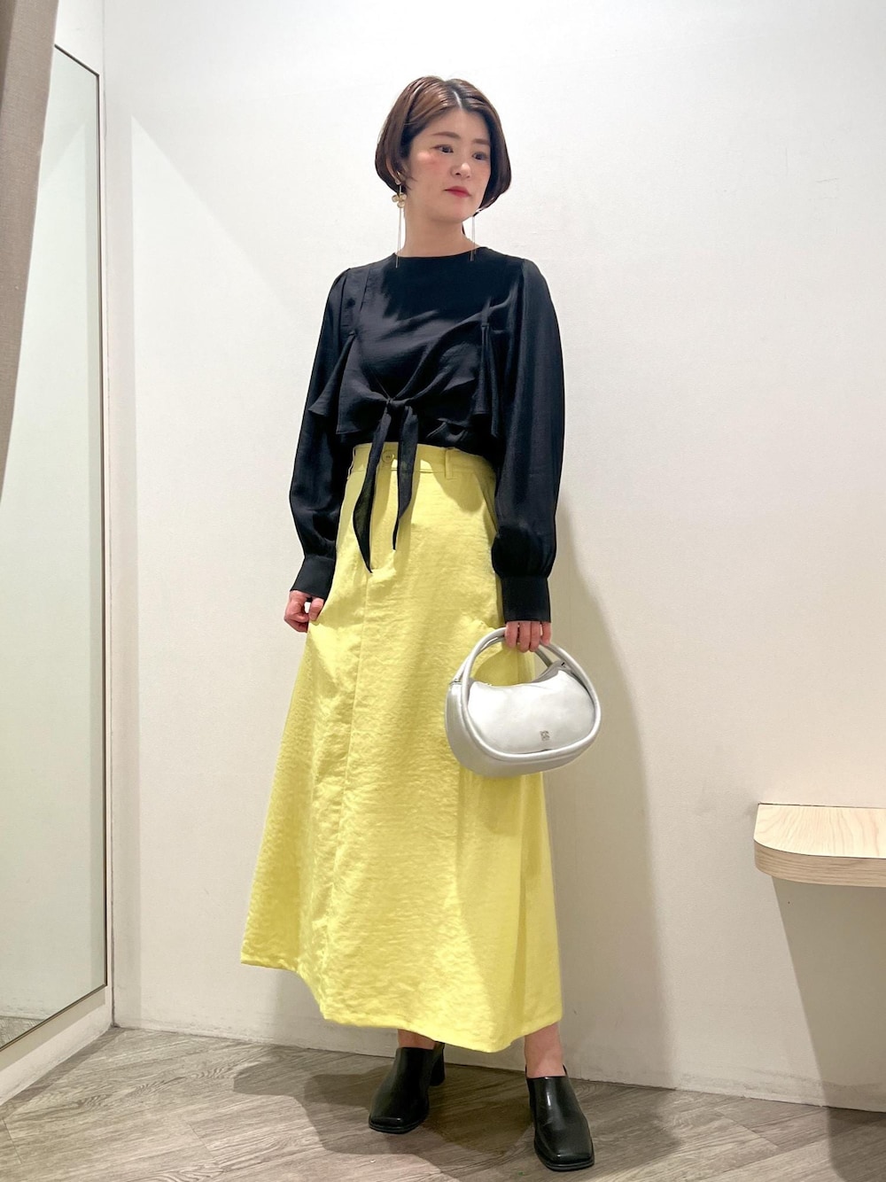「大人カジュアル、24SS春の新作、ブラック、リネンライク、シルバー、スカート、ブラウス、リボン、ミュール、サンダル、イエロー、Aライン、ミニ、バッグ、VIS」｜「Juzeのスクエアトゥミュール（その他シューズ、ブラック系）」を使った、MOTOCHIKAさん（レディース・168cm）の春コーディネートの1枚目の写真