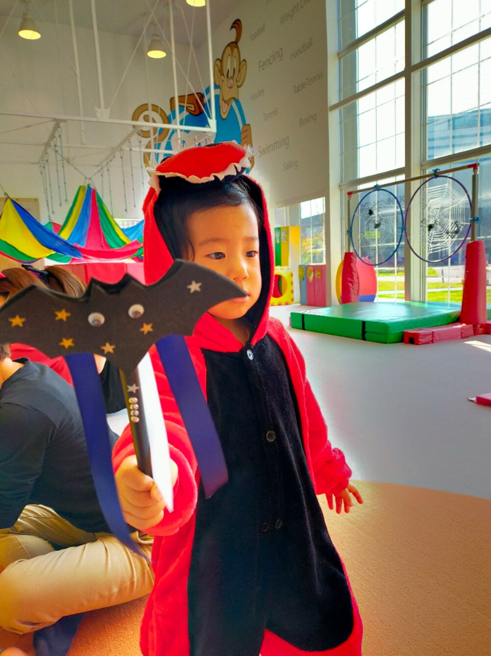 「恐竜、halloween、ハロウィン、ハロウィンコーデ、2歳、むすこーで、男の子コーデ、おとこのこ」｜「？のアイテム（オールインワン・サロペット、レッド系）」を使った、jotaさん（キッズ・90cm）の冬コーディネートの1枚目の写真