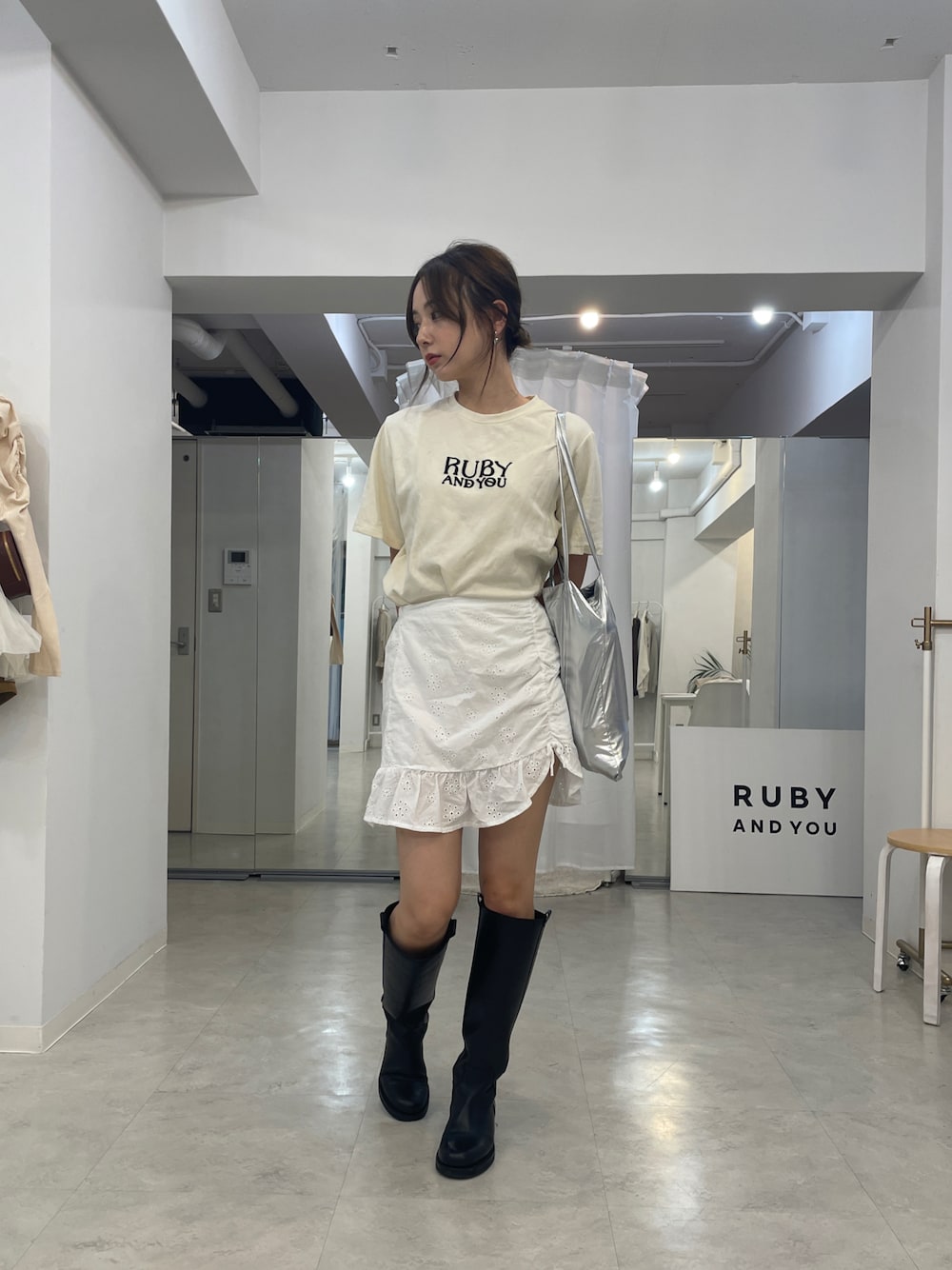 「夏コーデ、大人ガーリー、カジュアルガーリー、ロゴT、ミニスカート、レーススカート、みんなの白Tフェス、ロングブーツ、ママコーデ、ママファッション、シルバーバッグ、オトナカワイイ、夏ファッション、高身長女子、RUBY AND YOU」｜「ZARAのアイテム（ブーツ、ブラック系）」を使った、AMOさん（レディース・168cm）の夏コーディネートの1枚目の写真