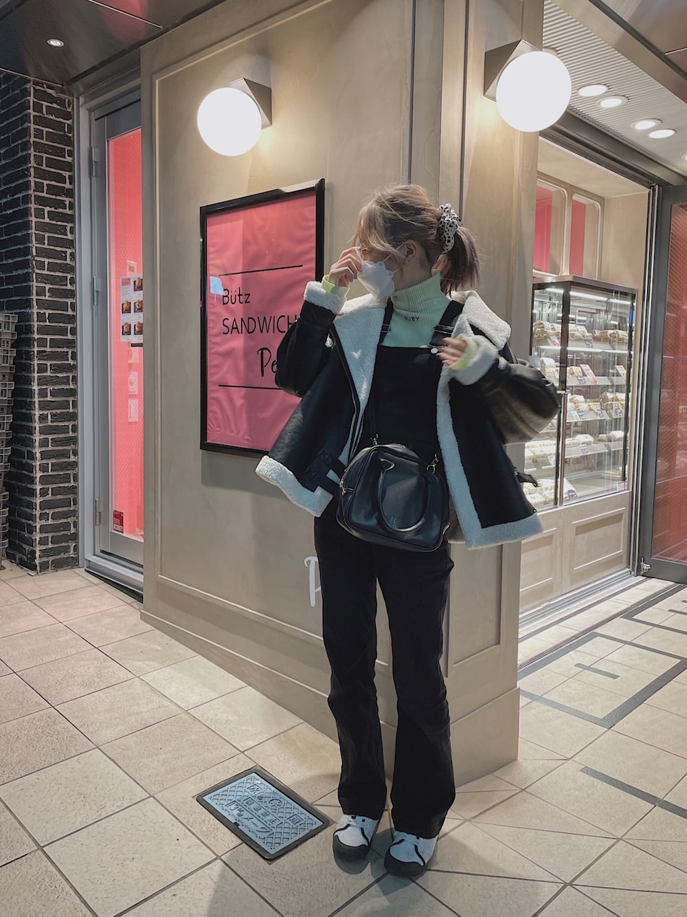 「大人カジュアル、今日のコーデ、ブラック、ブラックコーデ、ムートンコート、ボアジャケット、レザージャケット、ライダース、タートルネック、冬コーデ、ミニバッグ、オールブラック、オーバーオール、サロペット、RUBY AND YOU」｜「abc-LULUの*abcデニムオールインワン5◆（つなぎ/オールインワン、ブラック系）」を使った、AMOさん（レディース・168cm）の秋コーディネートの1枚目の写真