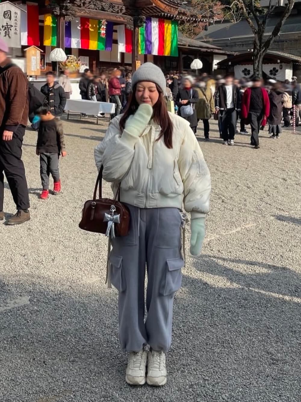 「冬コーデ、アウター、冬アウター、カーゴパンツ」｜「poiregneeの2WAYボリュームリボンMA-1（MA-1、ホワイト系）」を使った、AMOさん（レディース・168cm）の冬コーディネートの1枚目の写真