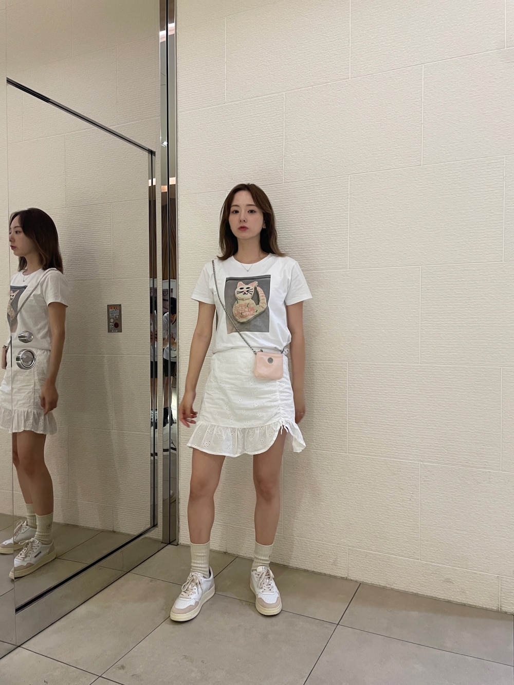 「みんなの白Tフェス、ホワイトコーデ、白Tシャツ、ミニスカート、オールホワイト、ワントーンコーデ、淡色女子、韓国ファッション、チェーンバッグ、ガーリー、カジュアルガーリー、大人ガーリー、ロゴソックス、リブソックス、RUBY AND YOU」｜「U by SPICK&SPANのU*VBコラボTEE（Tシャツ/カットソー、ホワイト系）」を使った、AMOさん（レディース・168cm）の夏コーディネートの1枚目の写真