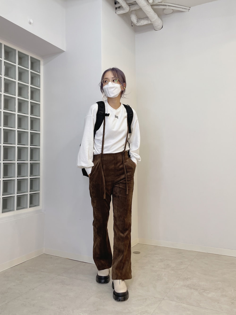 「白Tシャツ、白ロンT、ロンT、ハイウエスト、フレアパンツ、ハイウエストパンツ、サスペンダー、サスペンダーパンツ、秋のコーデ、シンプル、秋冬コーデ、コーデュロイ、コーデュロイパンツ、厚底シューズ、カジュアル」｜「RUBY AND YOUのアイテム（Tシャツ/カットソー、ホワイト系）」を使った、AMOさん（レディース・168cm）の秋コーディネートの1枚目の写真