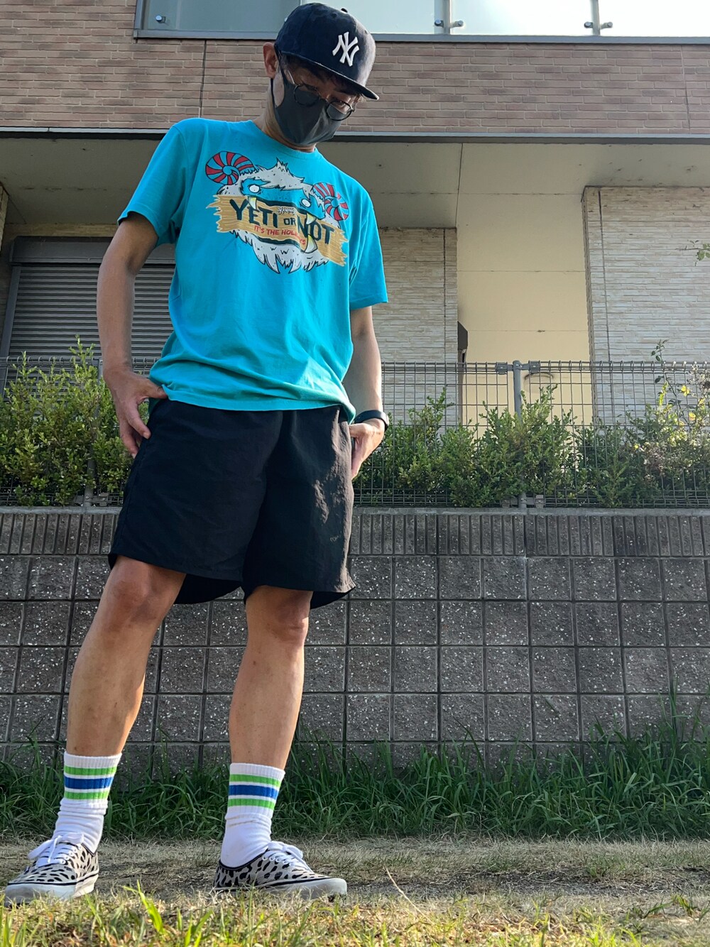 「古着MIX、プチプラ、VANS、キャップ、ニューエラ、夏コーデ、ユニクロ、レオパード、フェススタイル、ハーフパンツ、ビッグシルエット、メガネ男子、ロゴT、ナイロンパンツ」｜「VINTAGEの古着 YETI or NOT STAFF T（Tシャツ/カットソー、ブルー系）」を使った、し〜も☆さん（メンズ・172cm）の夏コーディネートの1枚目の写真